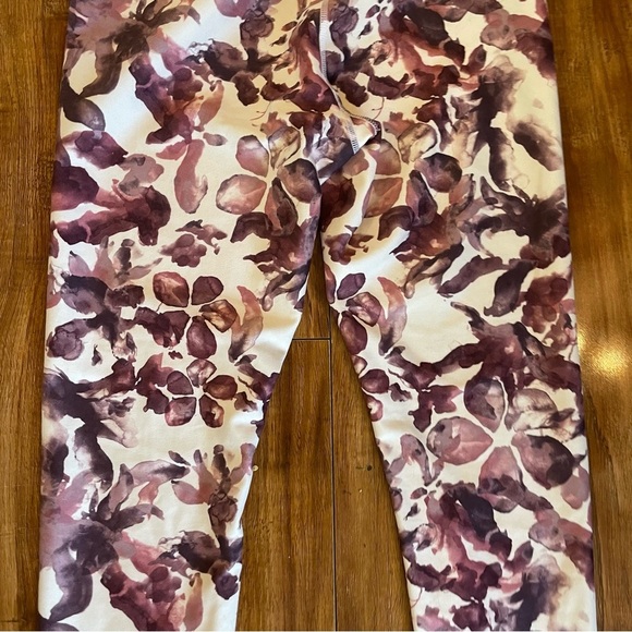 BALANCE Women’s Purple White Floral Capri Cropped Leggings Size Medium - Picture 10 of 11
